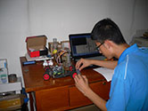 学生正在制作智能车